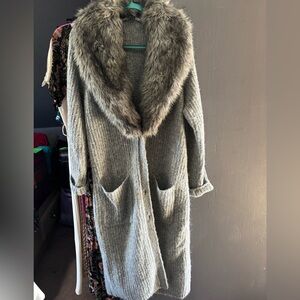 Soft sweater with detachable collar